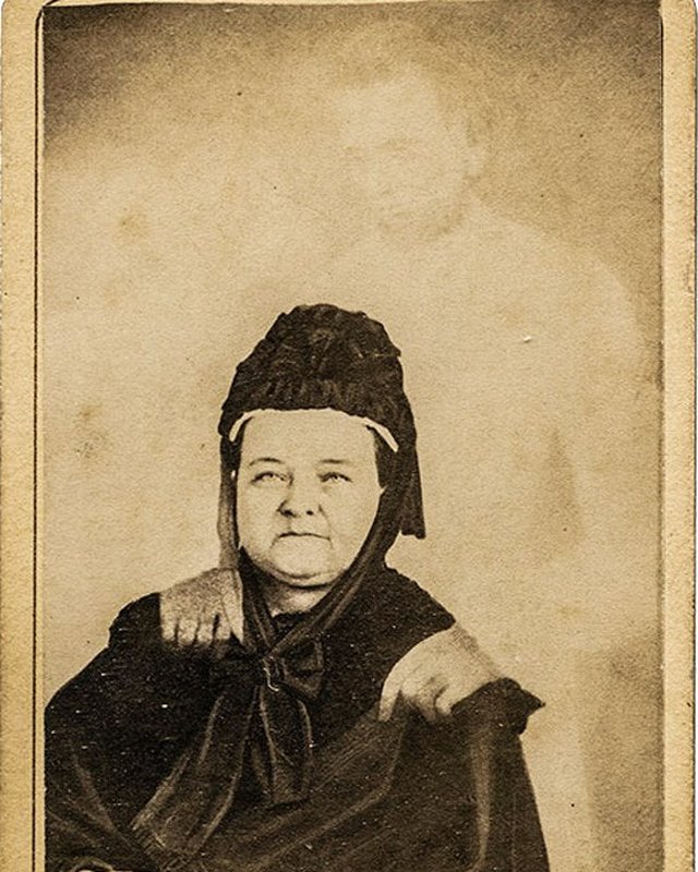 Mary Todd Lincoln and Her Husband&rsquo;s Ghost